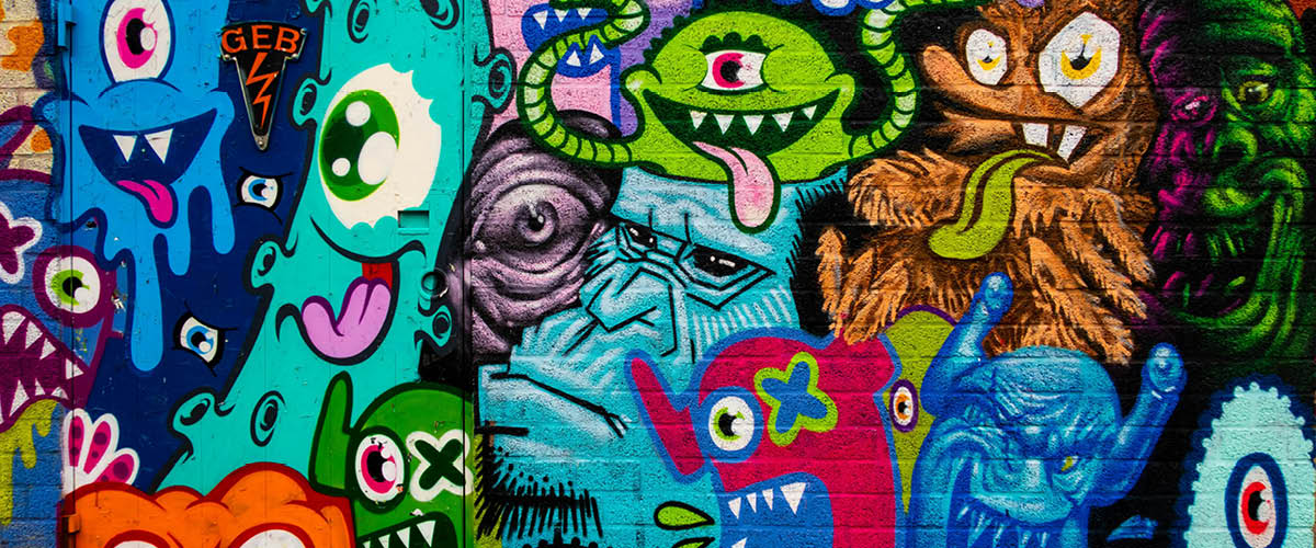 Graffitimaalaus, jossa värikkäitä hahmoja.